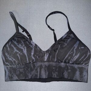•Lululemon Sports Bra
• Blue/Black 
• Size 10